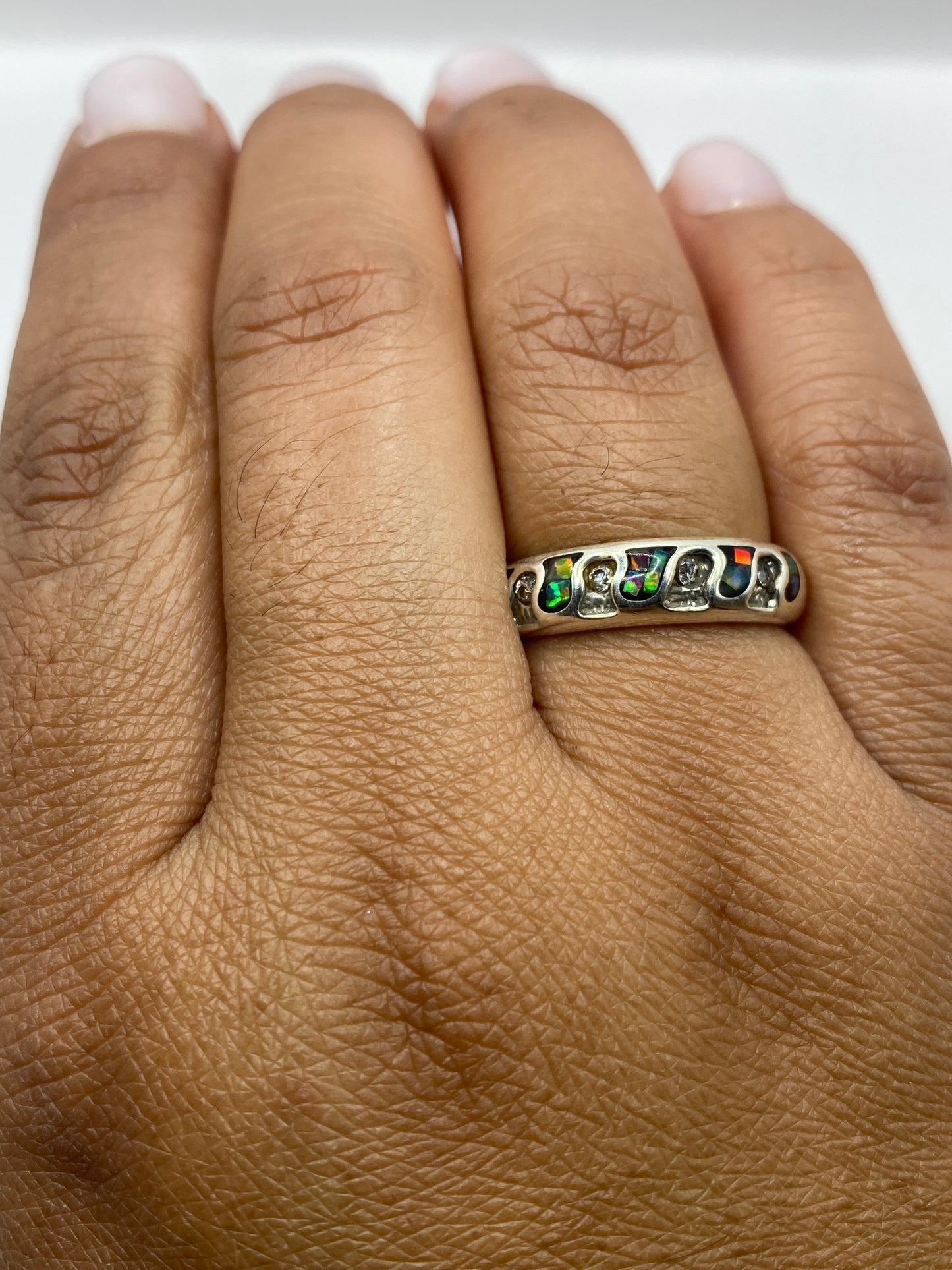 Anillo sobre fondo blanco mostrando el sello 950 MEXICO y banda pulida