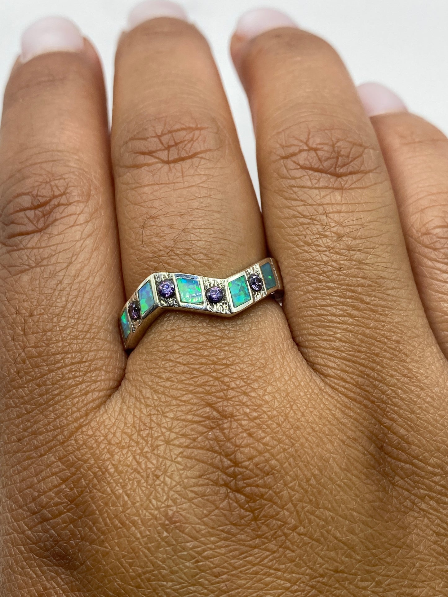 Anillo sobre fondo blanco revelando el sello 950 MEXICO