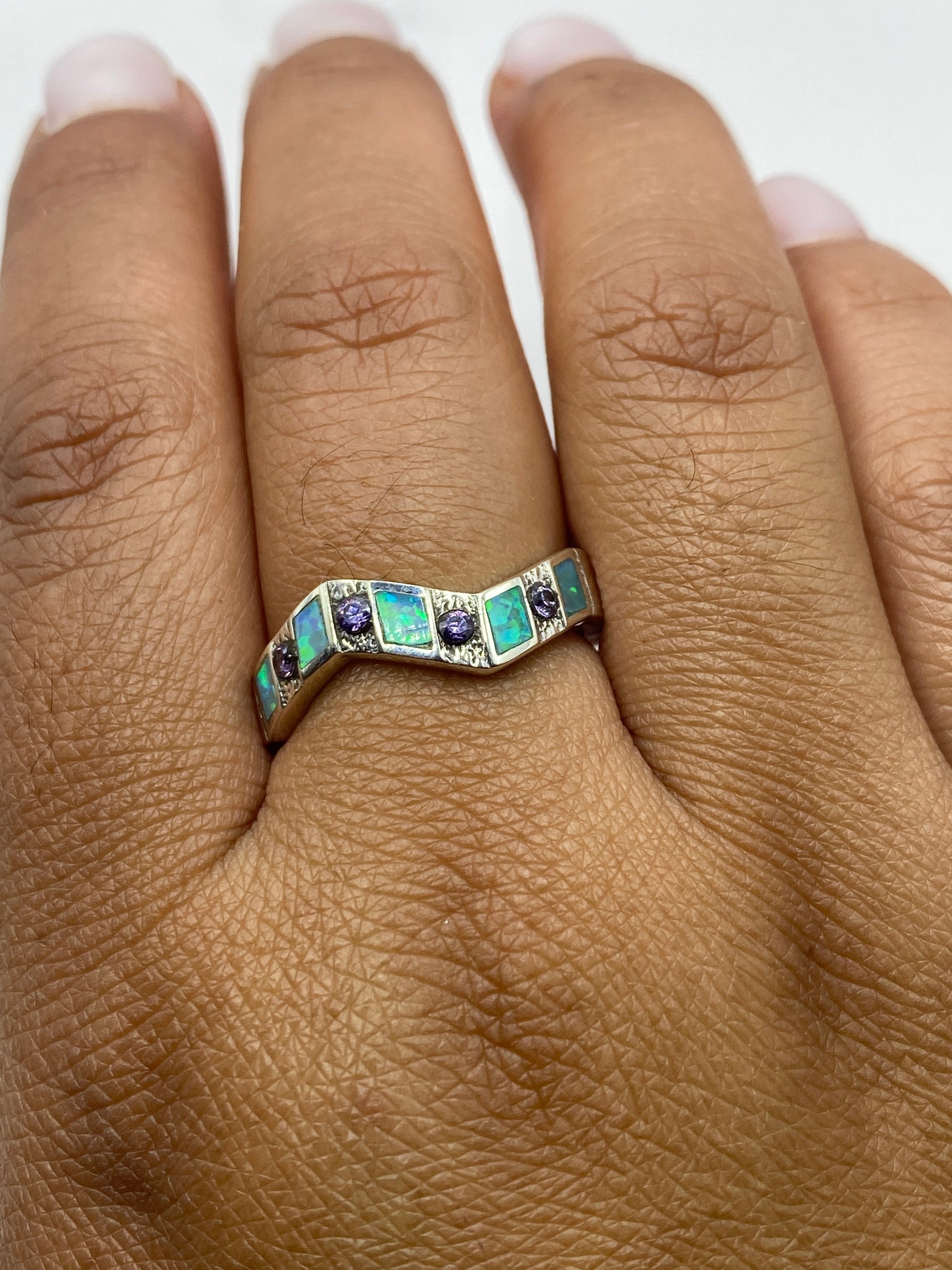 Anillo sobre fondo blanco revelando el sello 950 MEXICO