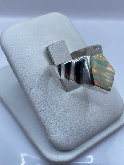 Vista lateral del anillo unisex mostrando flancos tallados en plata de Taxco