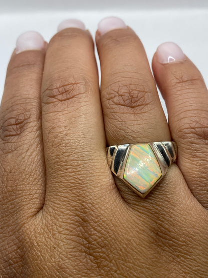 Anillo completo en plata .950 sobre fondo neutro mostrando sello de pureza