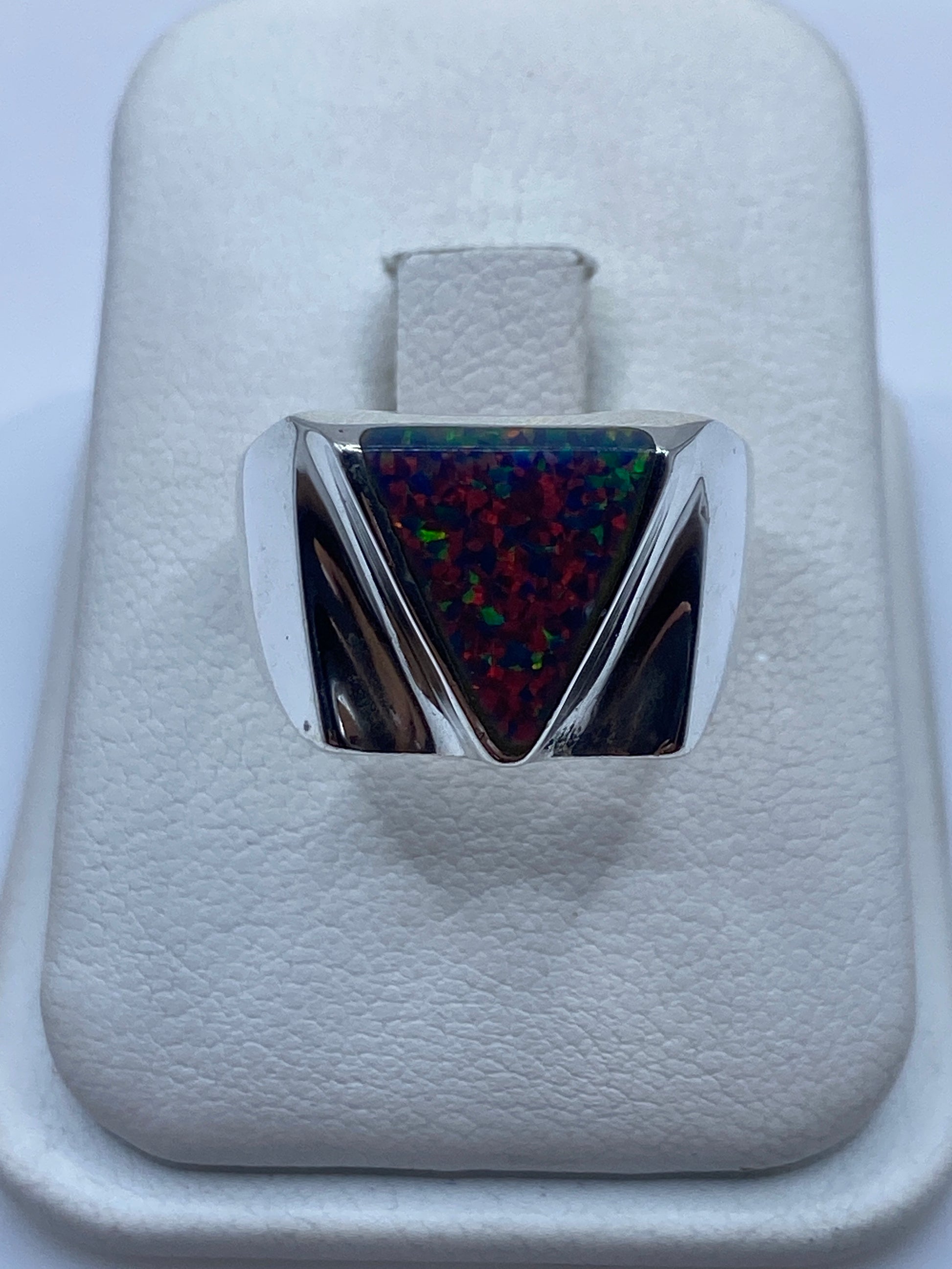 Anillo de plata con ópalo de fuego multicolor mostrando fuego rojo, verde y naranja