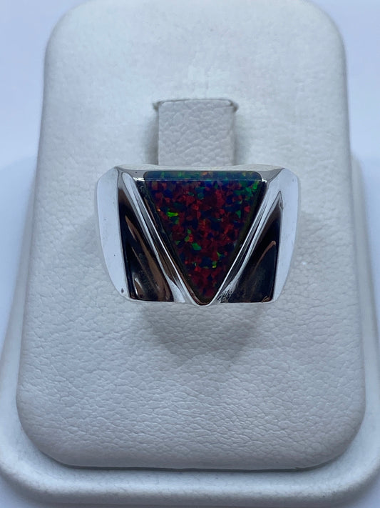 Anillo de plata con ópalo de fuego multicolor mostrando fuego rojo, verde y naranja