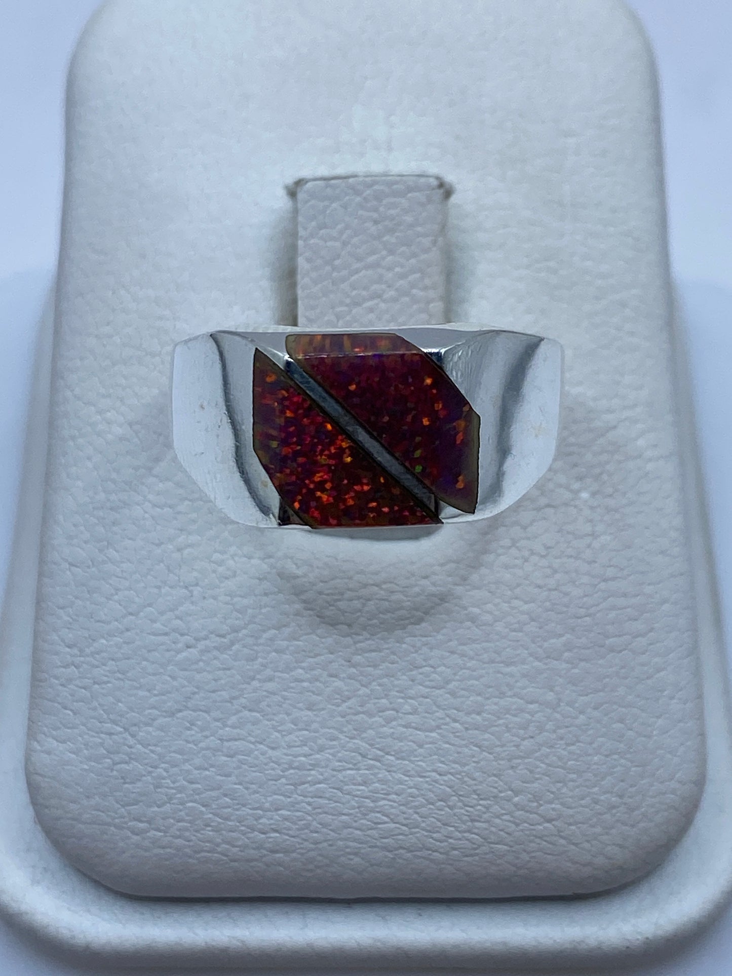 Anillo de plata con ópalo de fuego multicolor mostrando rojo, naranja y verde