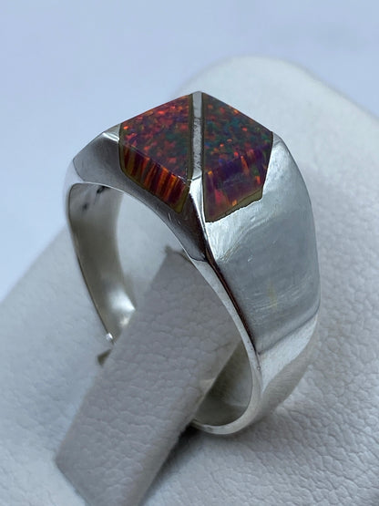 Anillo en la mano luciendo el juego de colores natural del ópalo