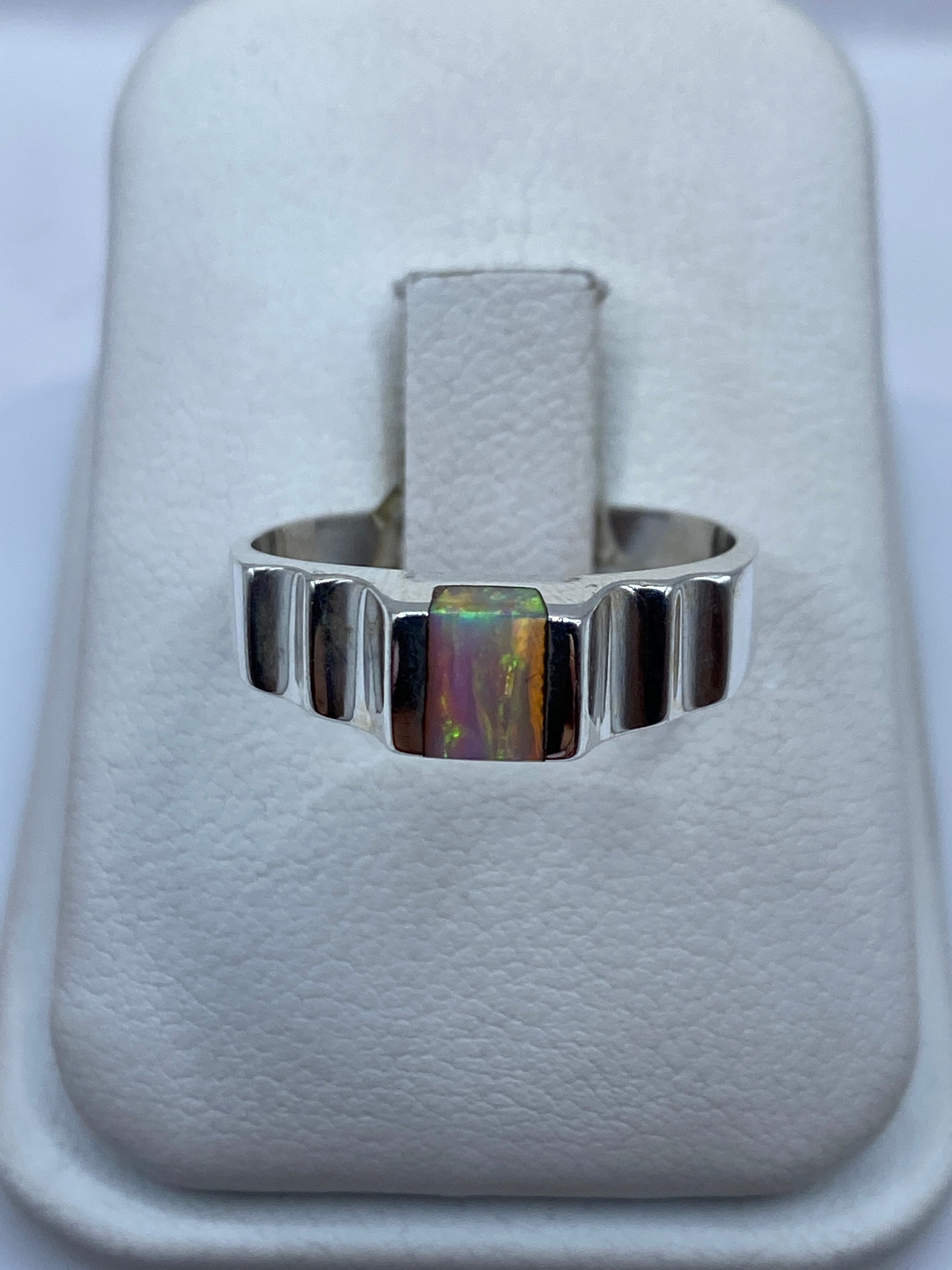 Anillo de plata .925 con ópalo de fuego natural de colores iridiscentes en bandas pulidas
