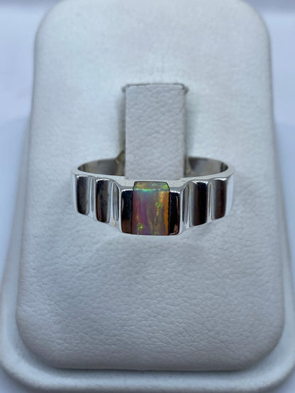 Anillo de plata .925 con ópalo de fuego natural de colores iridiscentes en bandas pulidas