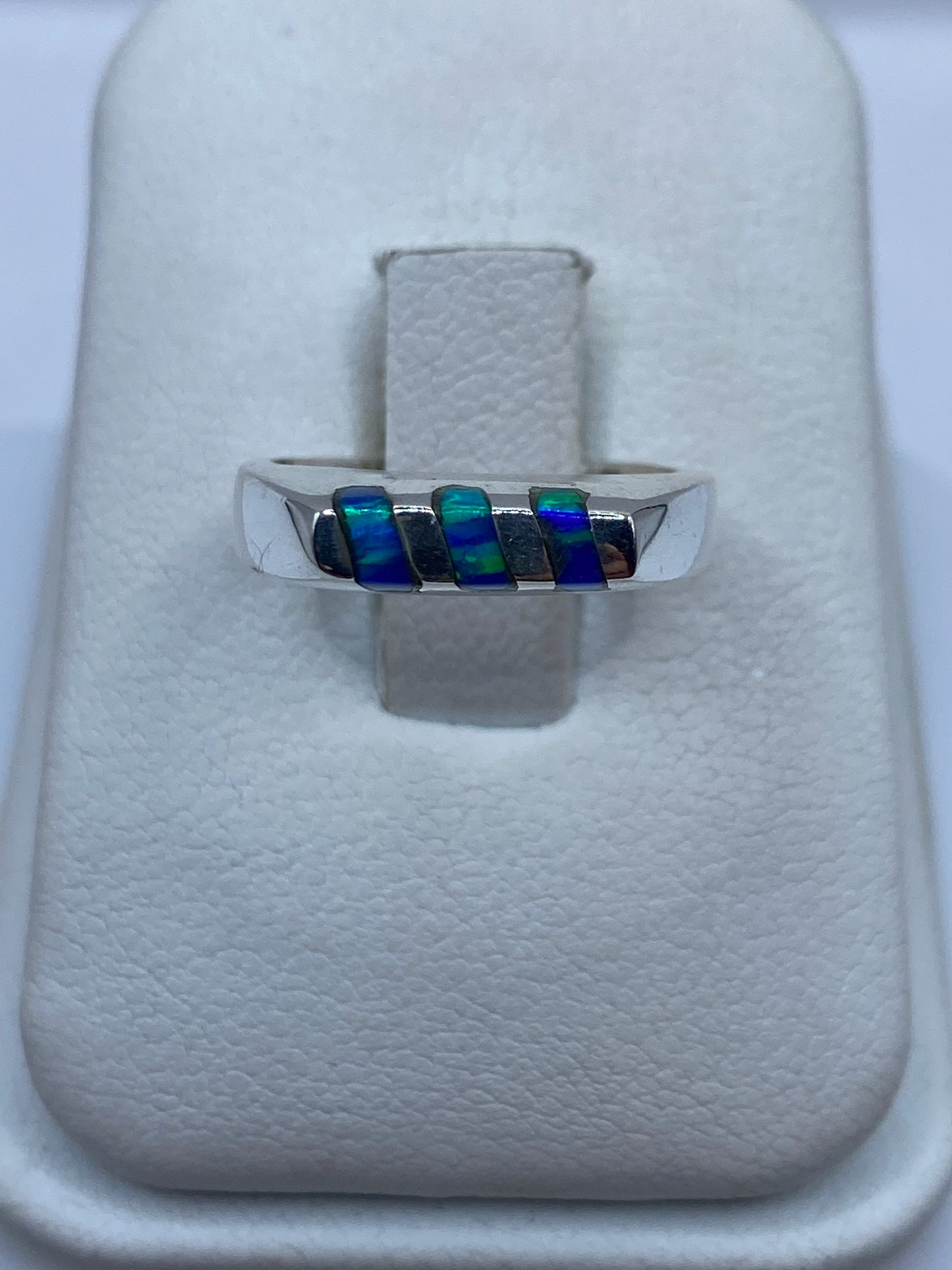 Anillo de plata .925 con opalo de fuego azul iridiscente en caja de regalo