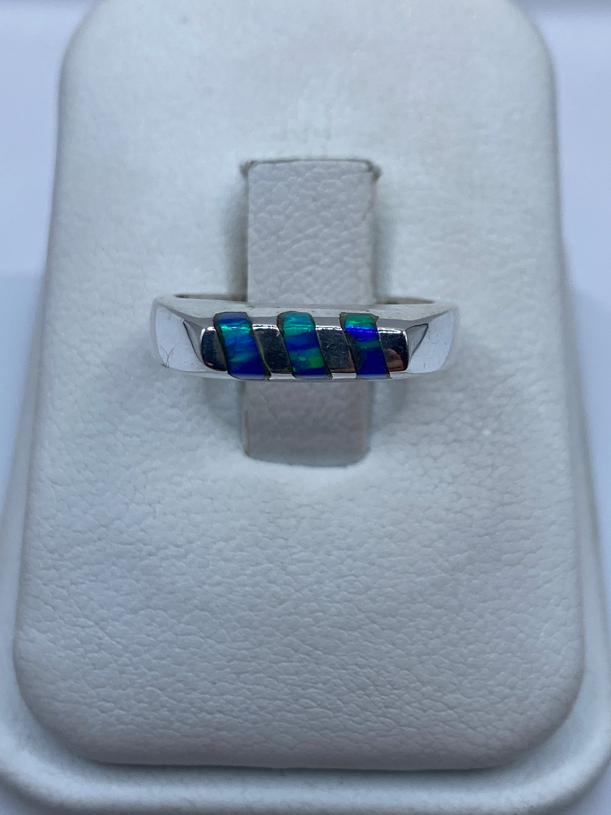 Anillo de plata .925 con opalo de fuego azul iridiscente en caja de regalo