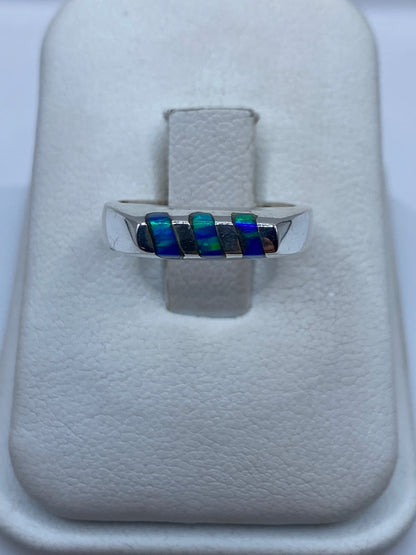 Anillo de plata .925 con opalo de fuego azul iridiscente en caja de regalo