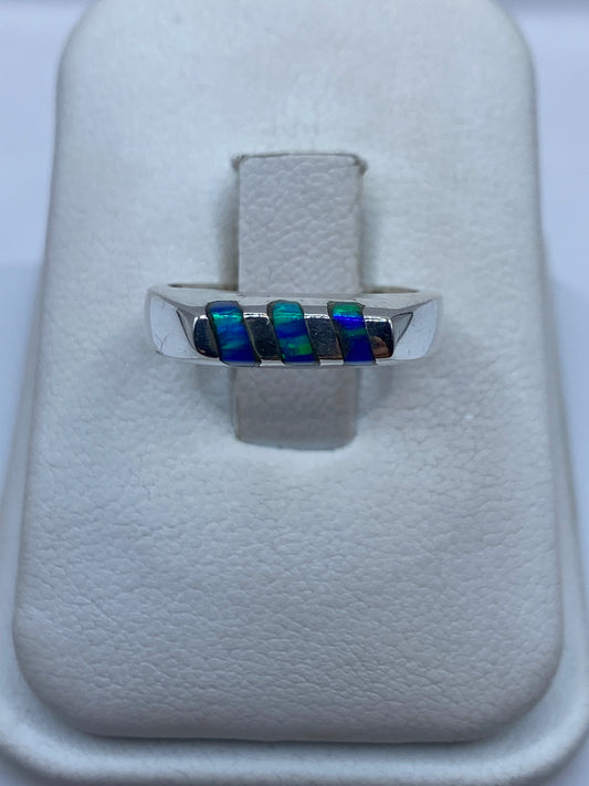 Anillo de plata .925 con opalo de fuego azul iridiscente en caja de regalo