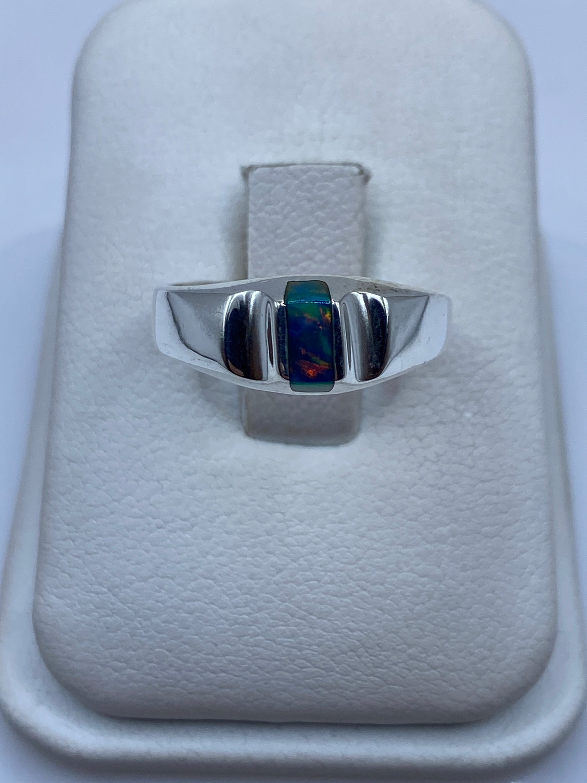 Anillo de plata con ópalo de fuego azul engastado en solitario estructurado