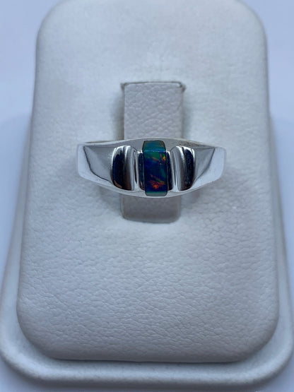 Anillo de plata con ópalo de fuego azul engastado en solitario estructurado