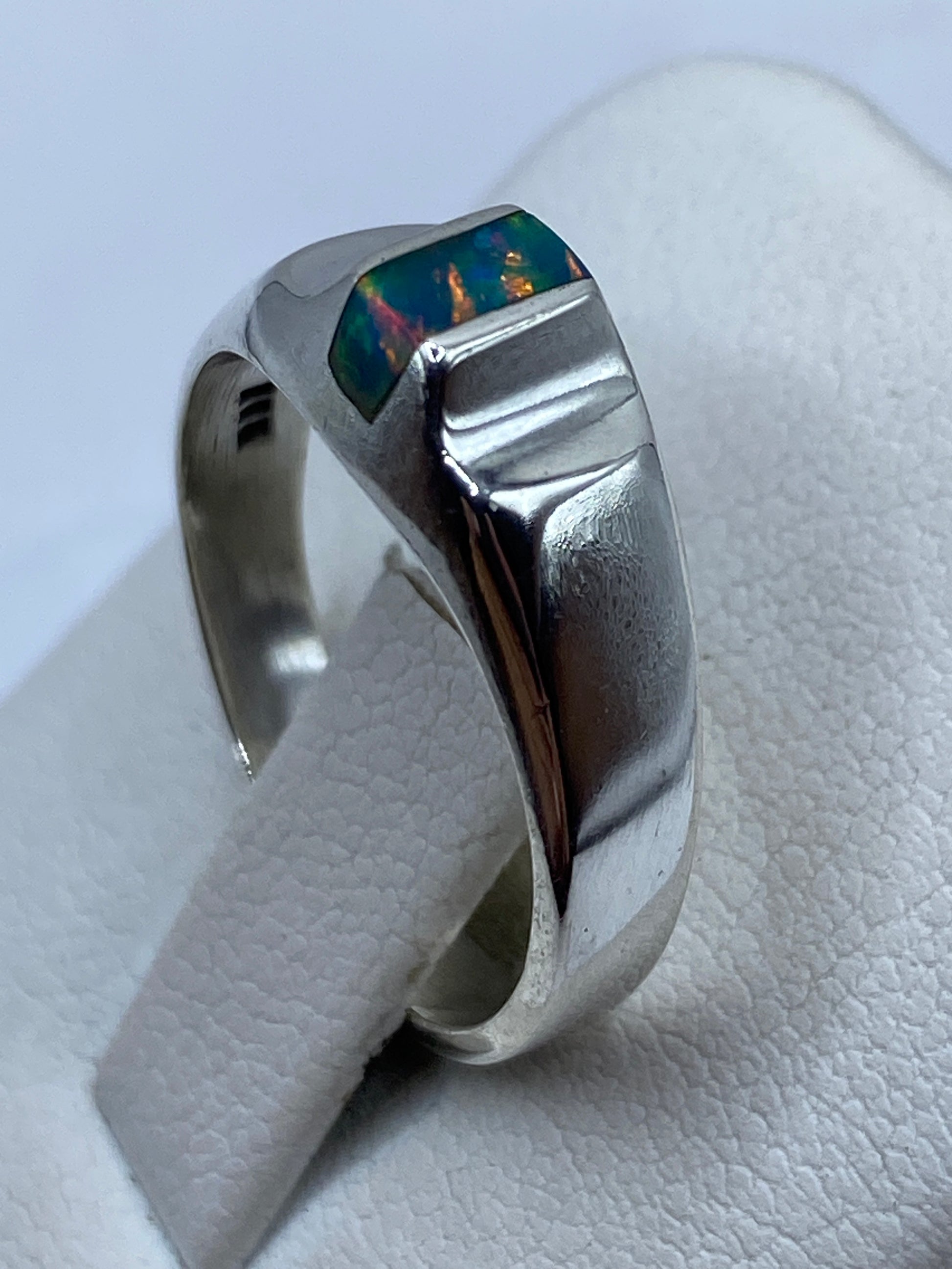 Detalle del ópalo de fuego natural con tonos azules en marco de plata .925