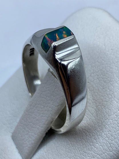 Detalle del ópalo de fuego natural con tonos azules en marco de plata .925