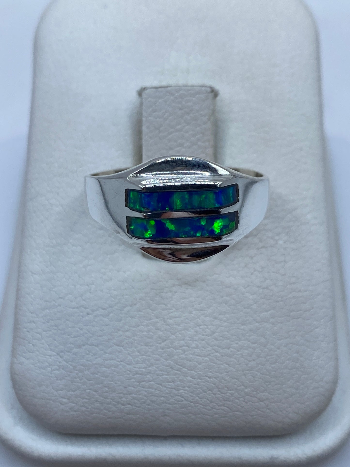 Anillo de plata .925 con Ópalo de Fuego azul engastado en la mano
