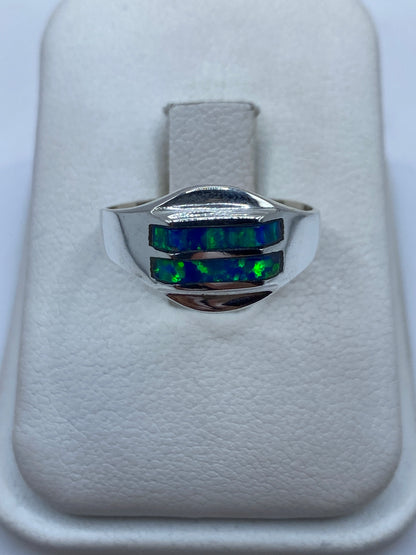 Anillo de plata .925 con Ópalo de Fuego azul engastado en la mano
