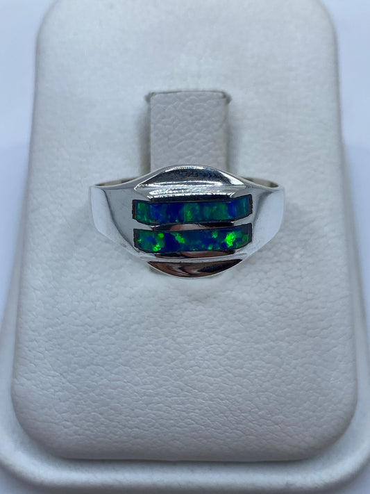 Anillo de plata .925 con Ópalo de Fuego azul engastado en la mano