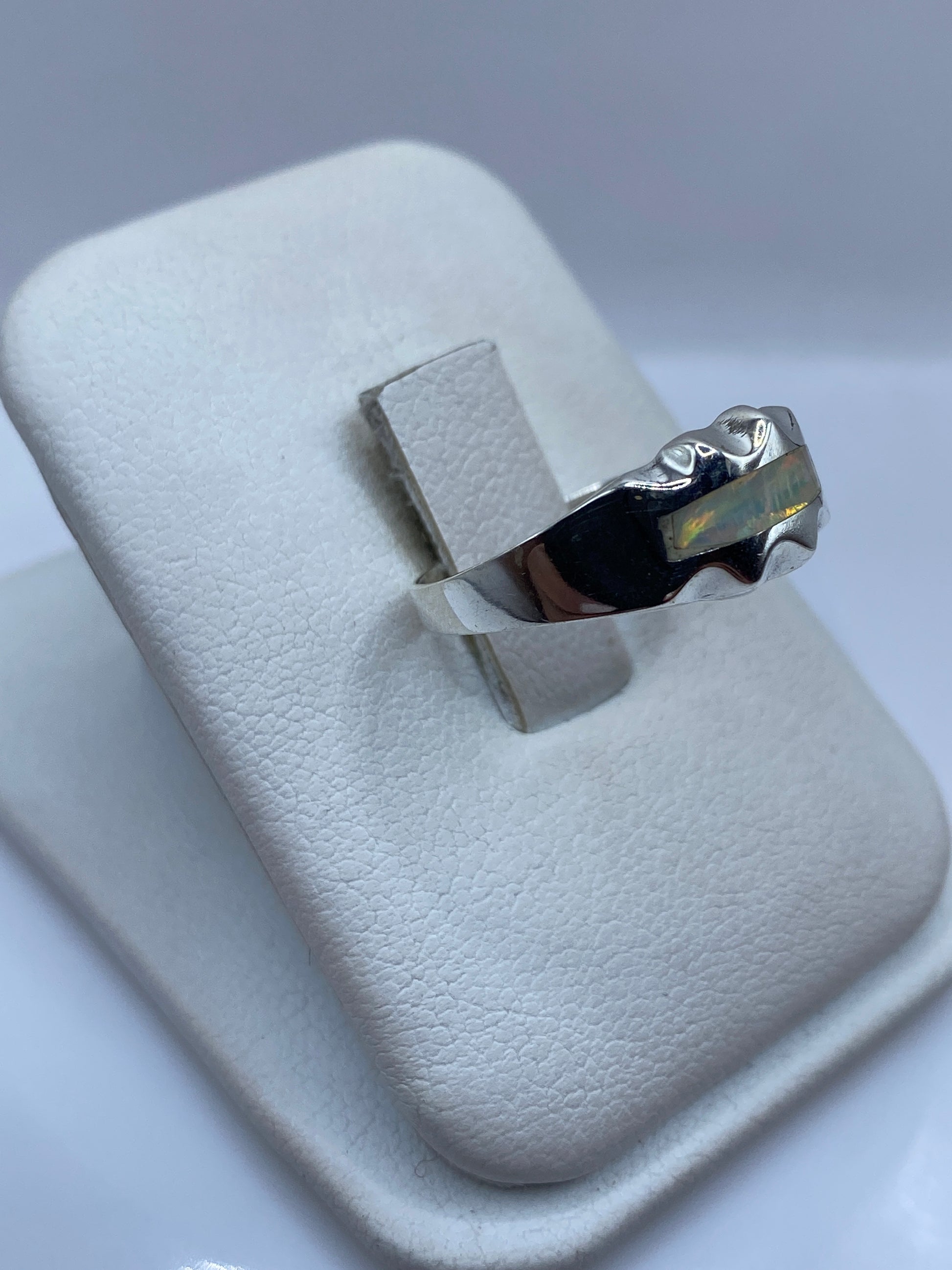 Vista frontal del anillo minimalista de plata .925 en mano de mujer