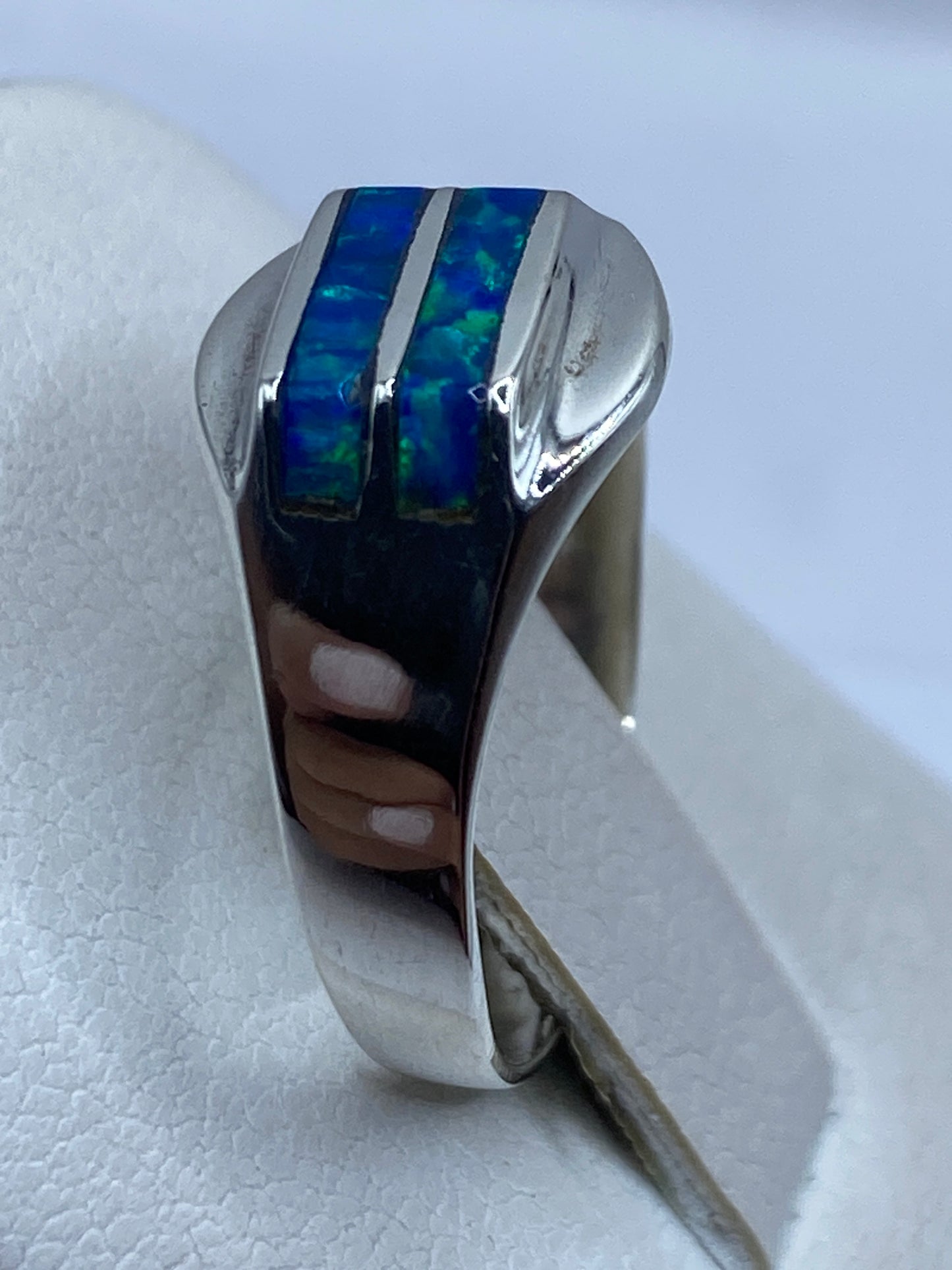 Detalle del engaste y la banda de plata del anillo Ópalo de Fuego