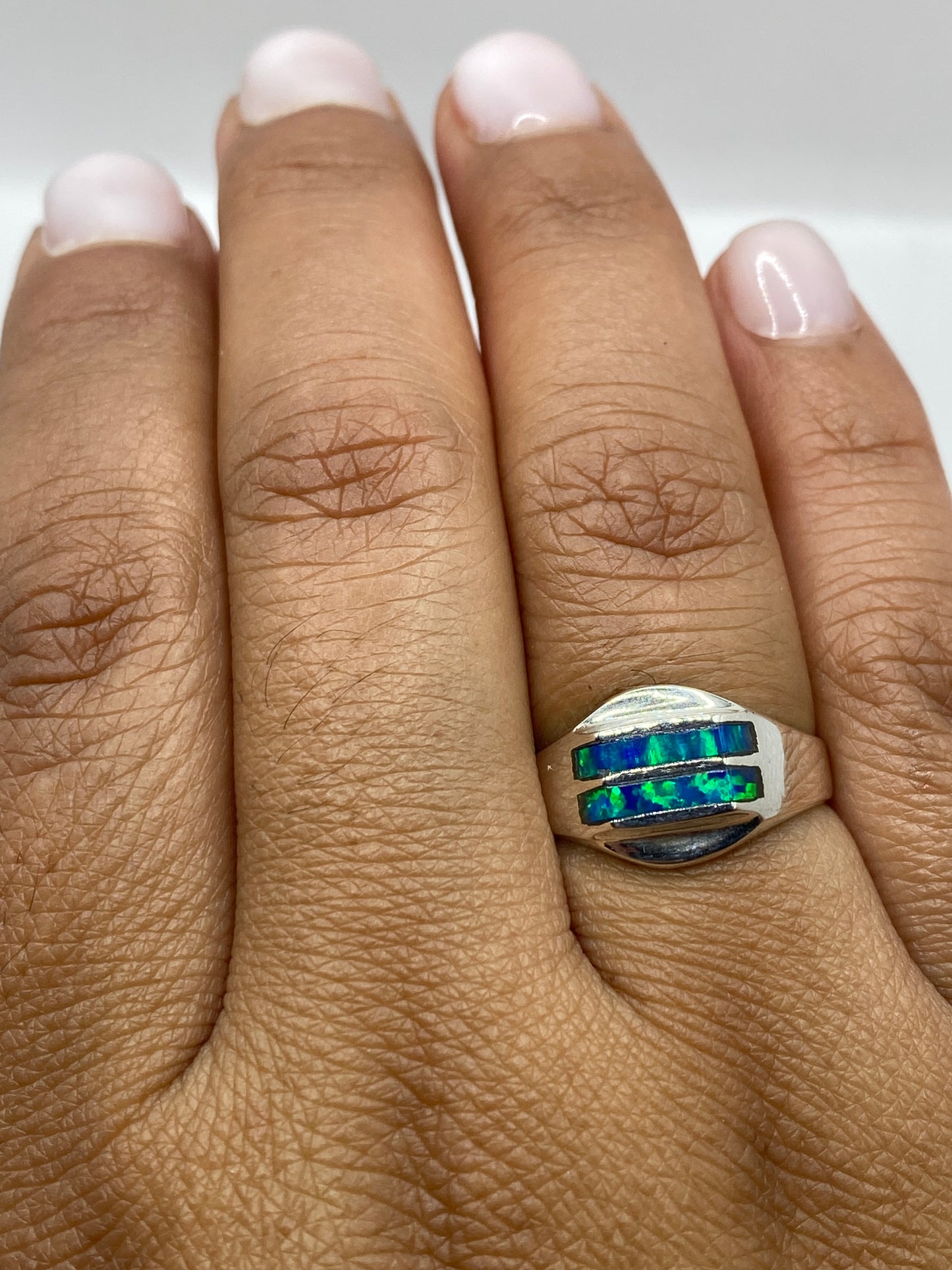 Anillo sobre fondo gris mostrando el sello .925 MEXICO