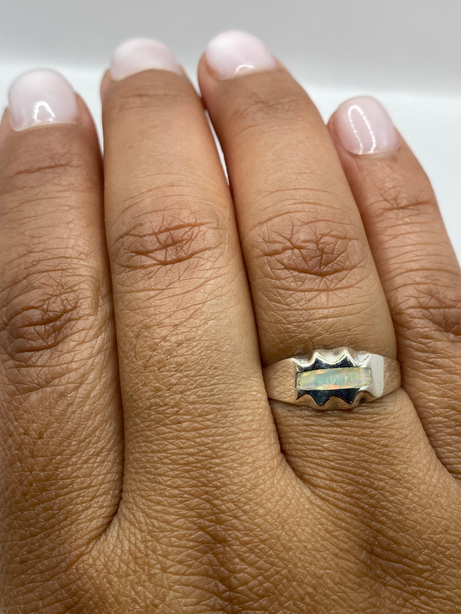 Anillo sobre fondo blanco con sello .925 visible en la banda interior