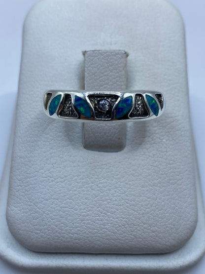 Anillo de plata solitario con ópalo de fuego azul en estuche blanco