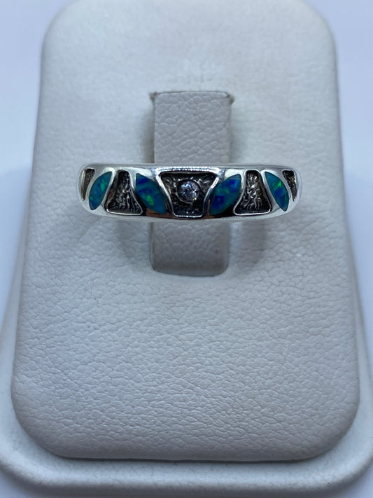Anillo de plata solitario con ópalo de fuego azul en estuche blanco