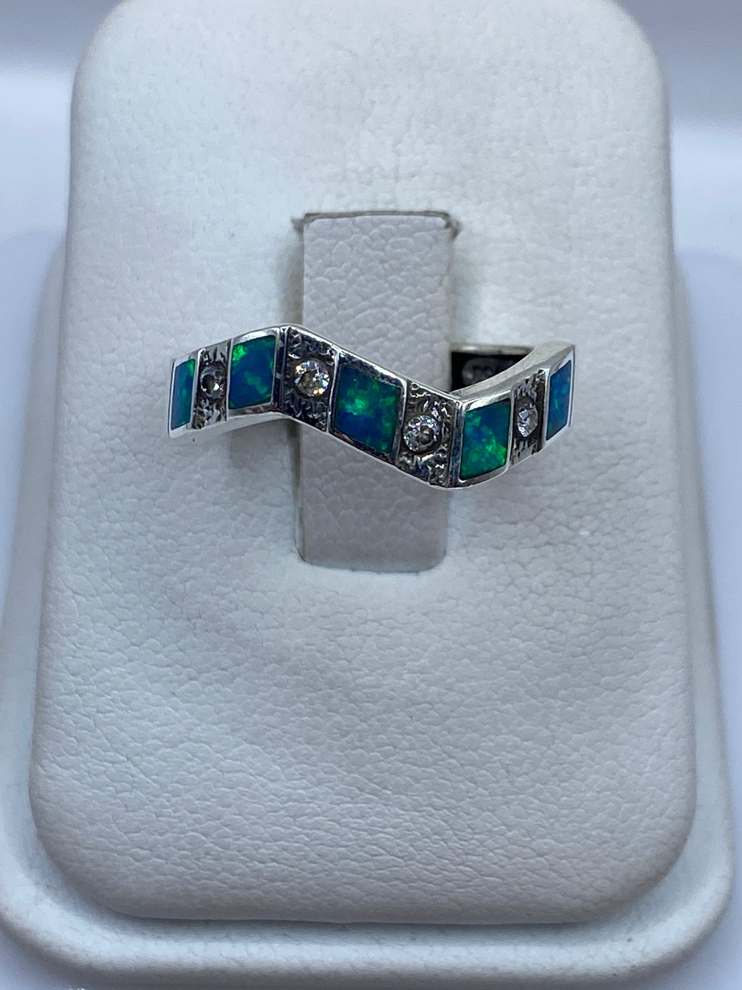 Anillo de plata .950 con ópalo de fuego azul, vista frontal sobre el dedo