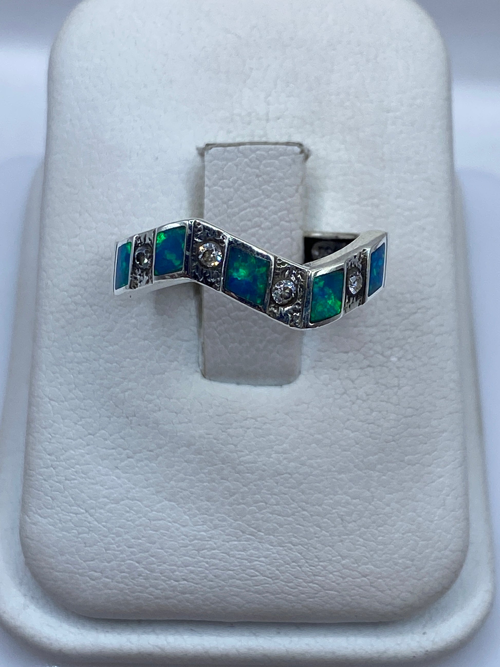 Anillo de plata .950 con ópalo de fuego azul, vista frontal sobre el dedo