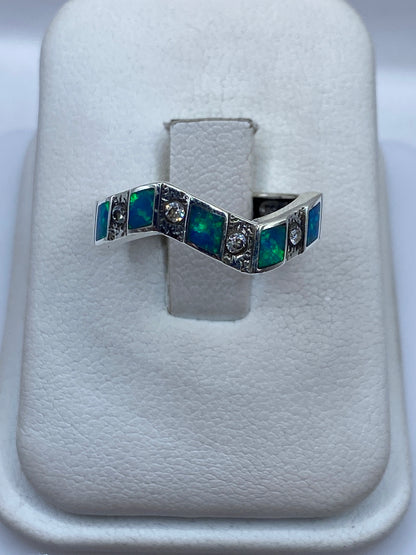 Anillo de plata .950 con ópalo de fuego azul, vista frontal sobre el dedo