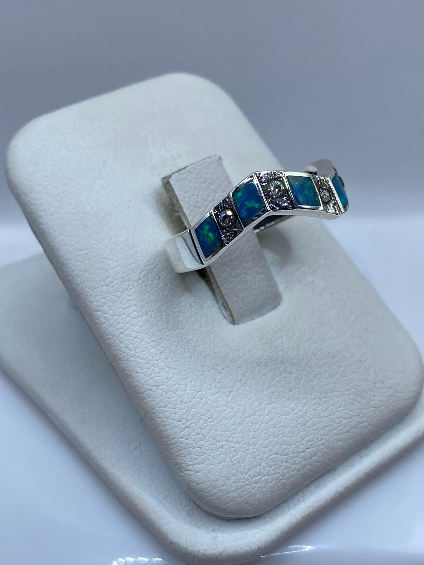 Detalle del juego de color azul y verde del ópalo de fuego en el anillo