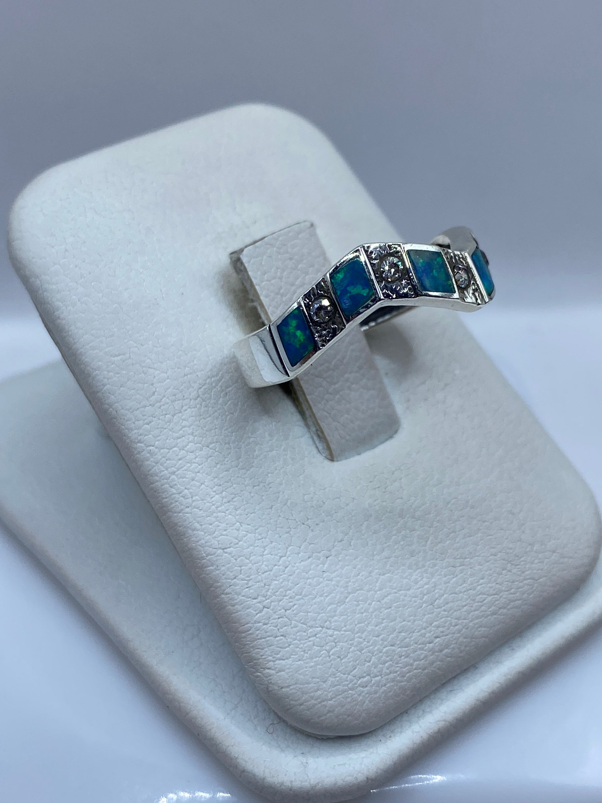 Detalle del juego de color azul y verde del ópalo de fuego en el anillo