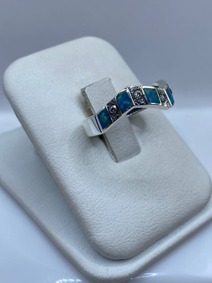 Detalle del juego de color azul y verde del ópalo de fuego en el anillo