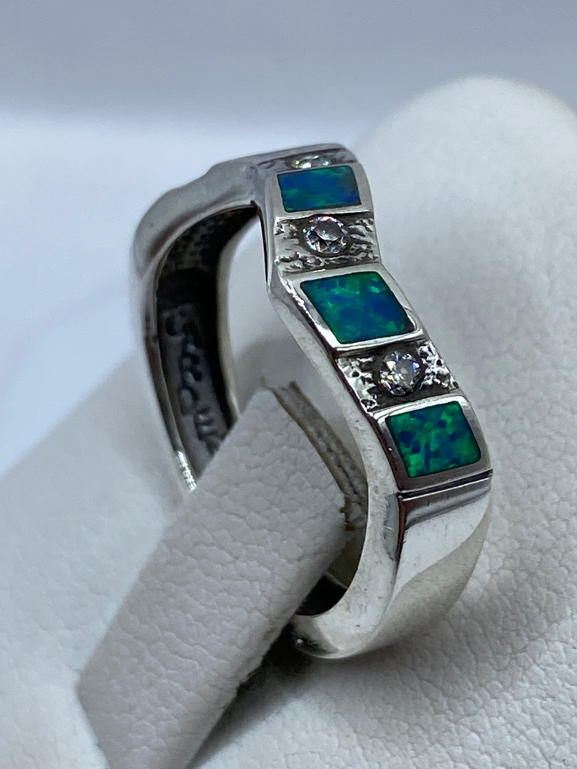 Anillo moderno geométrico con detalles texturados en plata maciza
