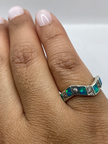 Anillo sobre fondo blanco mostrando el sello .950 y el pulido brillante
