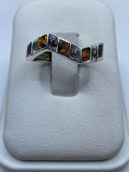 Anillo de plata 950 con ópalo de fuego multicolor en estuche blanco, vista superior