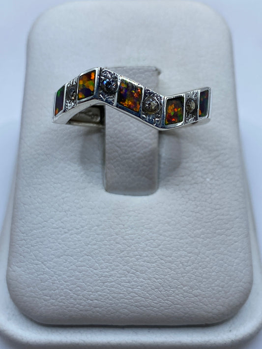 Anillo de plata 950 con ópalo de fuego multicolor en estuche blanco, vista superior