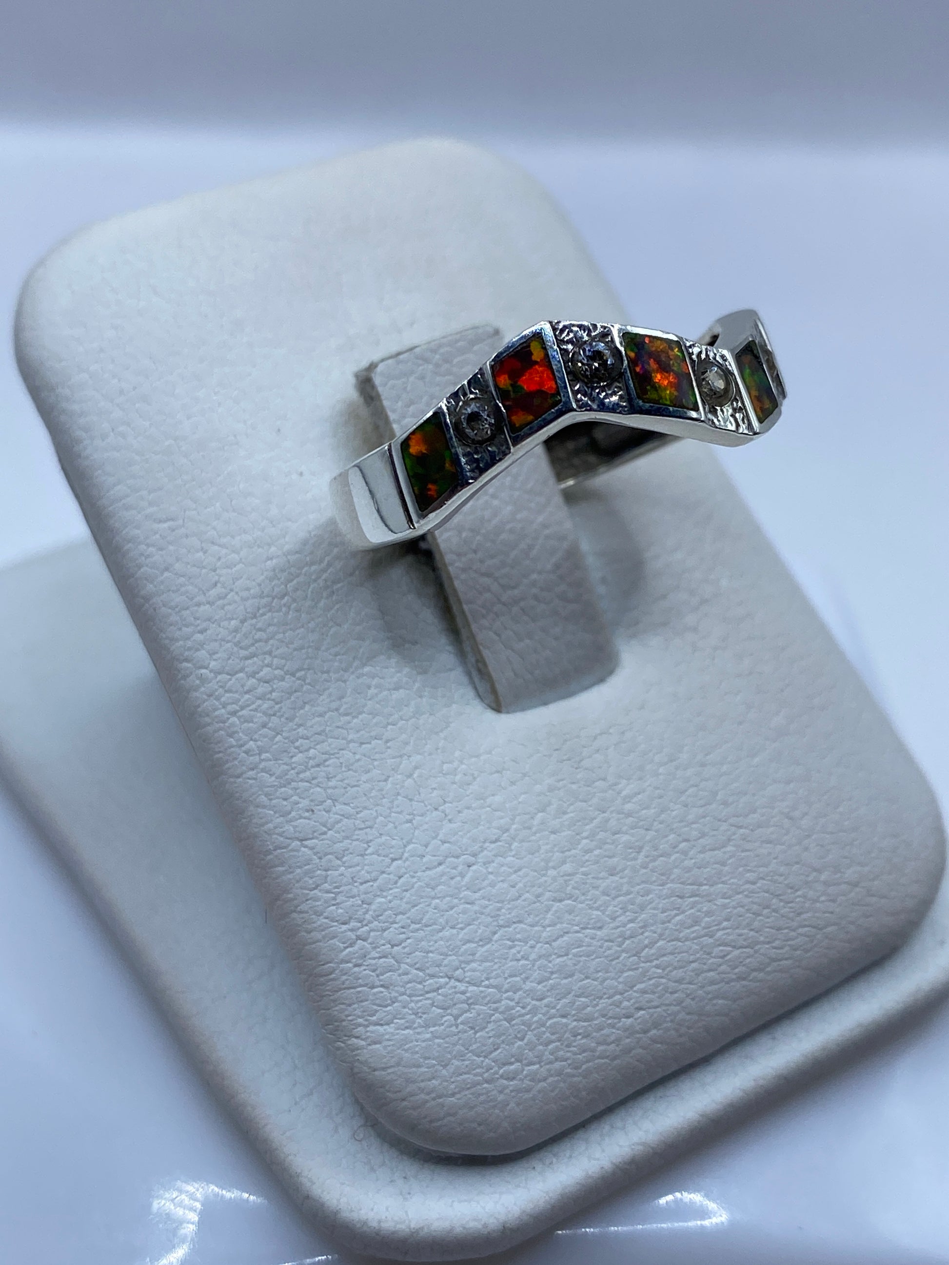Detalle del ópalo de fuego mostrando juego de colores rojo, naranja y verde