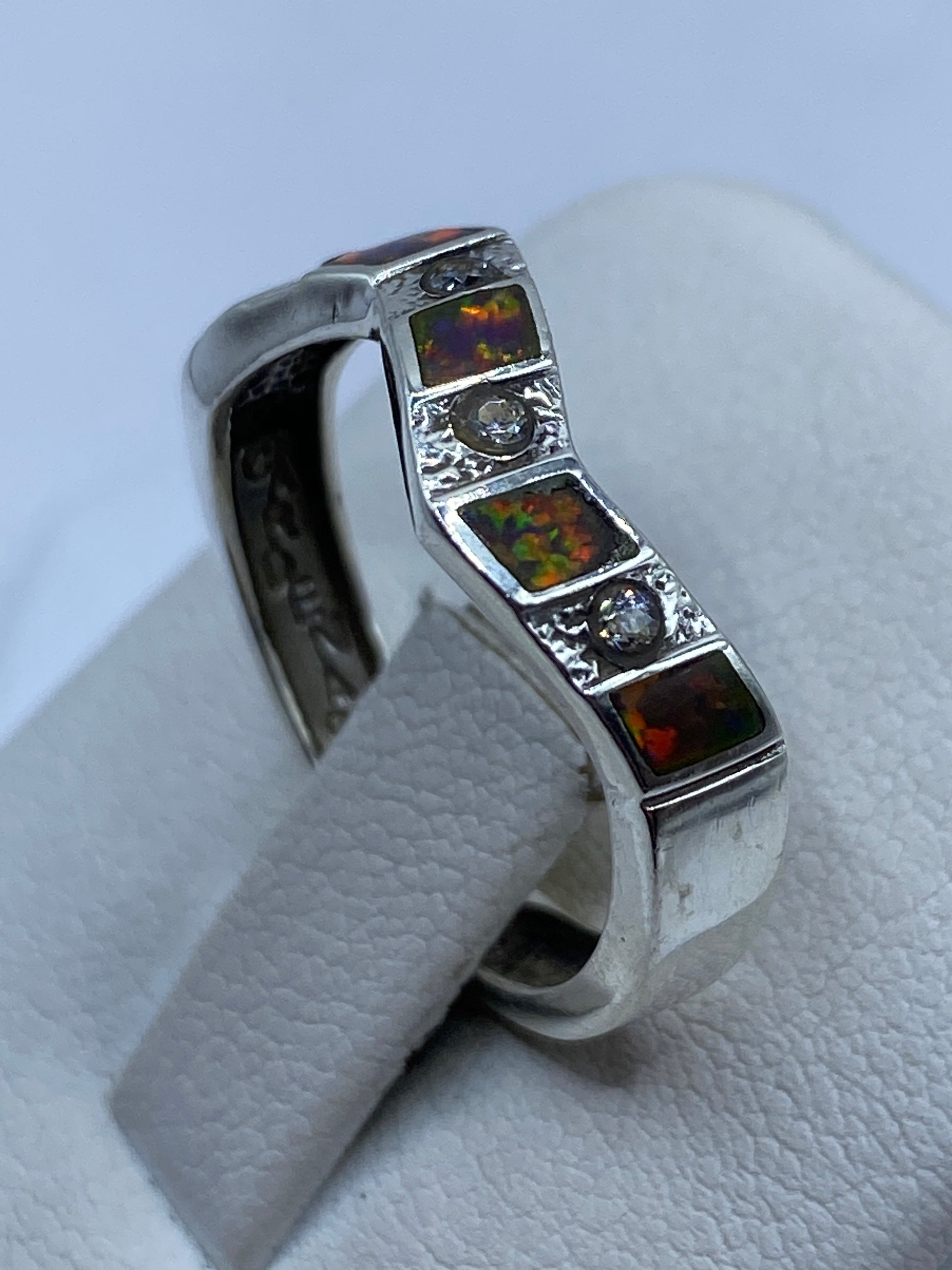 Anillo en dedo de mujer mostrando el brillo natural del ópalo