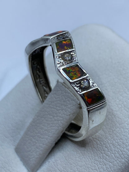Anillo en dedo de mujer mostrando el brillo natural del ópalo