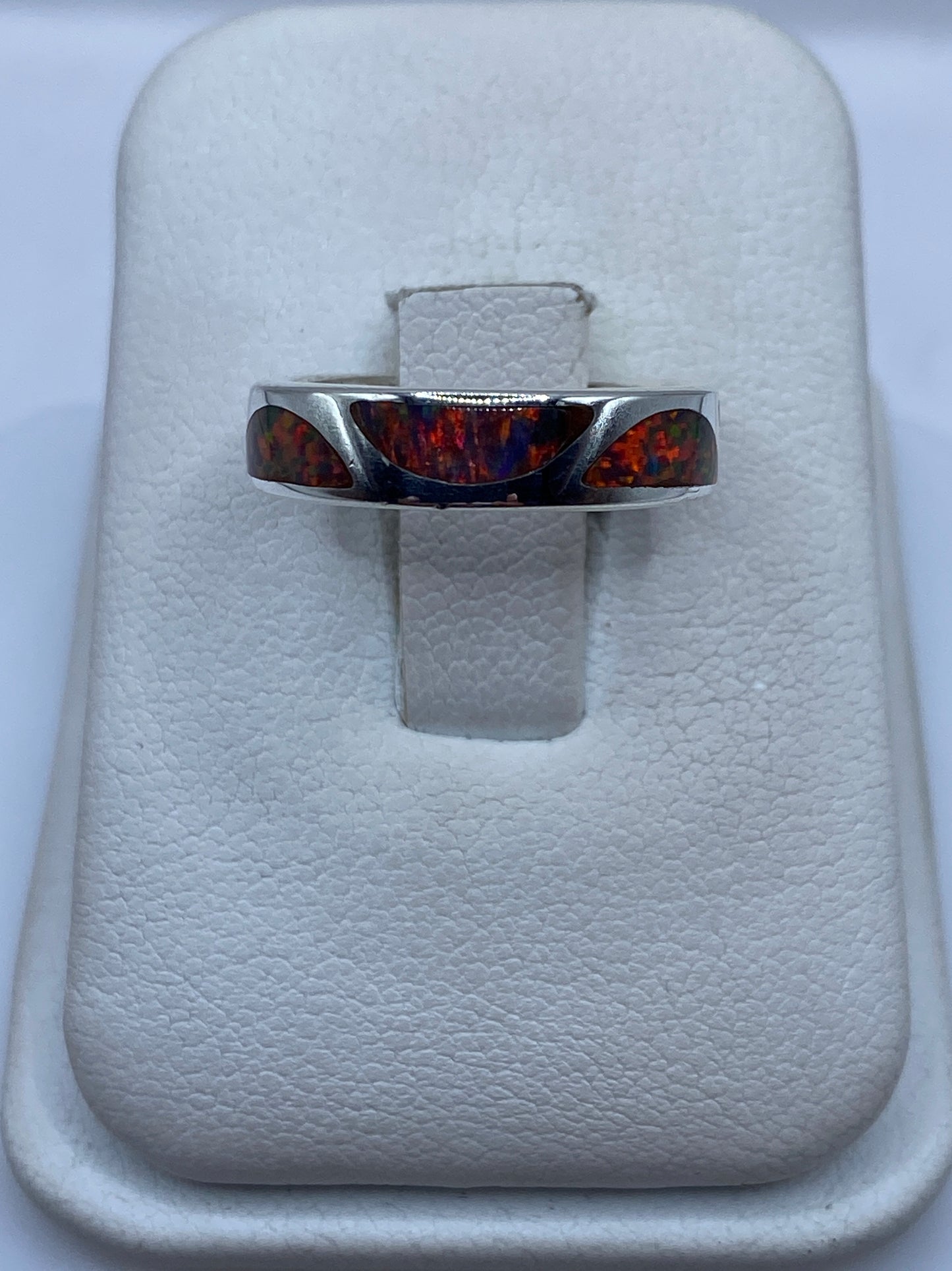 Anillo de plata con ópalo de fuego multicolor mostrando juego de colores anaranjado y rojo