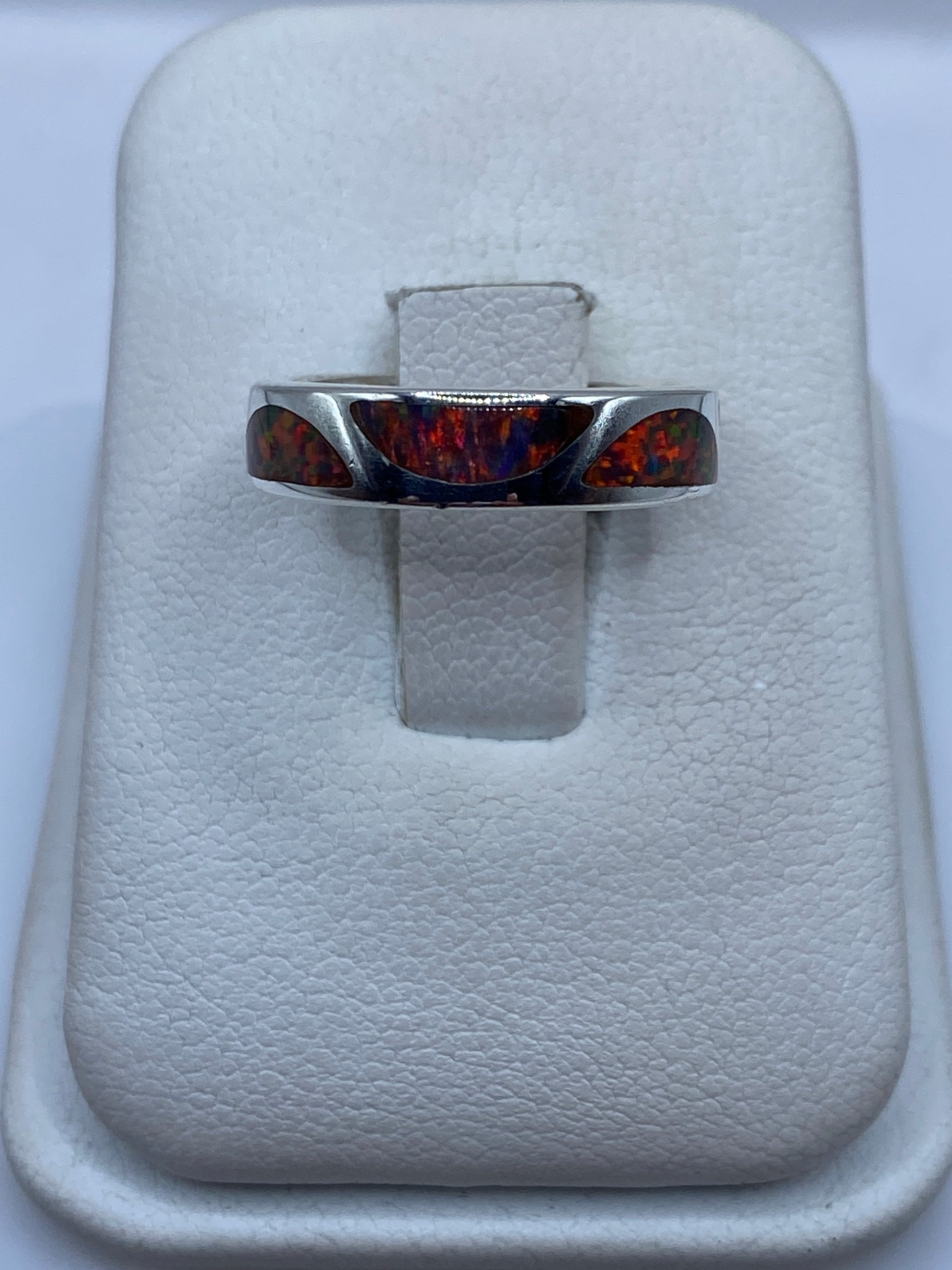 Anillo de plata con ópalo de fuego multicolor mostrando juego de colores anaranjado y rojo