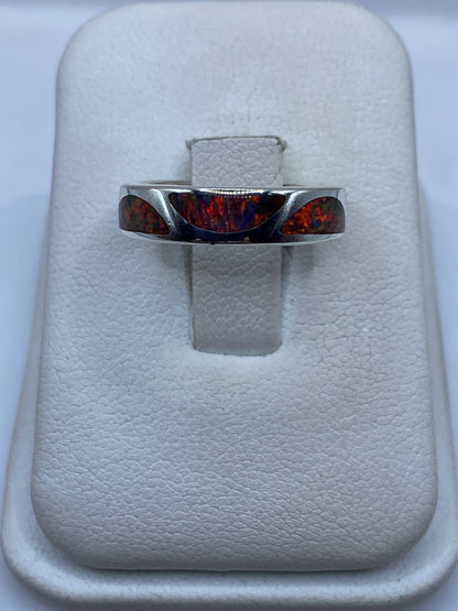 Anillo de plata con ópalo de fuego multicolor mostrando juego de colores anaranjado y rojo