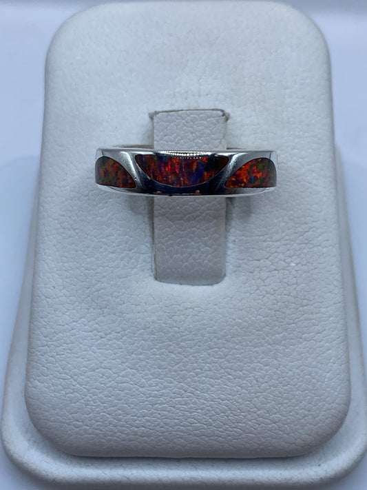 Anillo de plata con ópalo de fuego multicolor mostrando juego de colores anaranjado y rojo