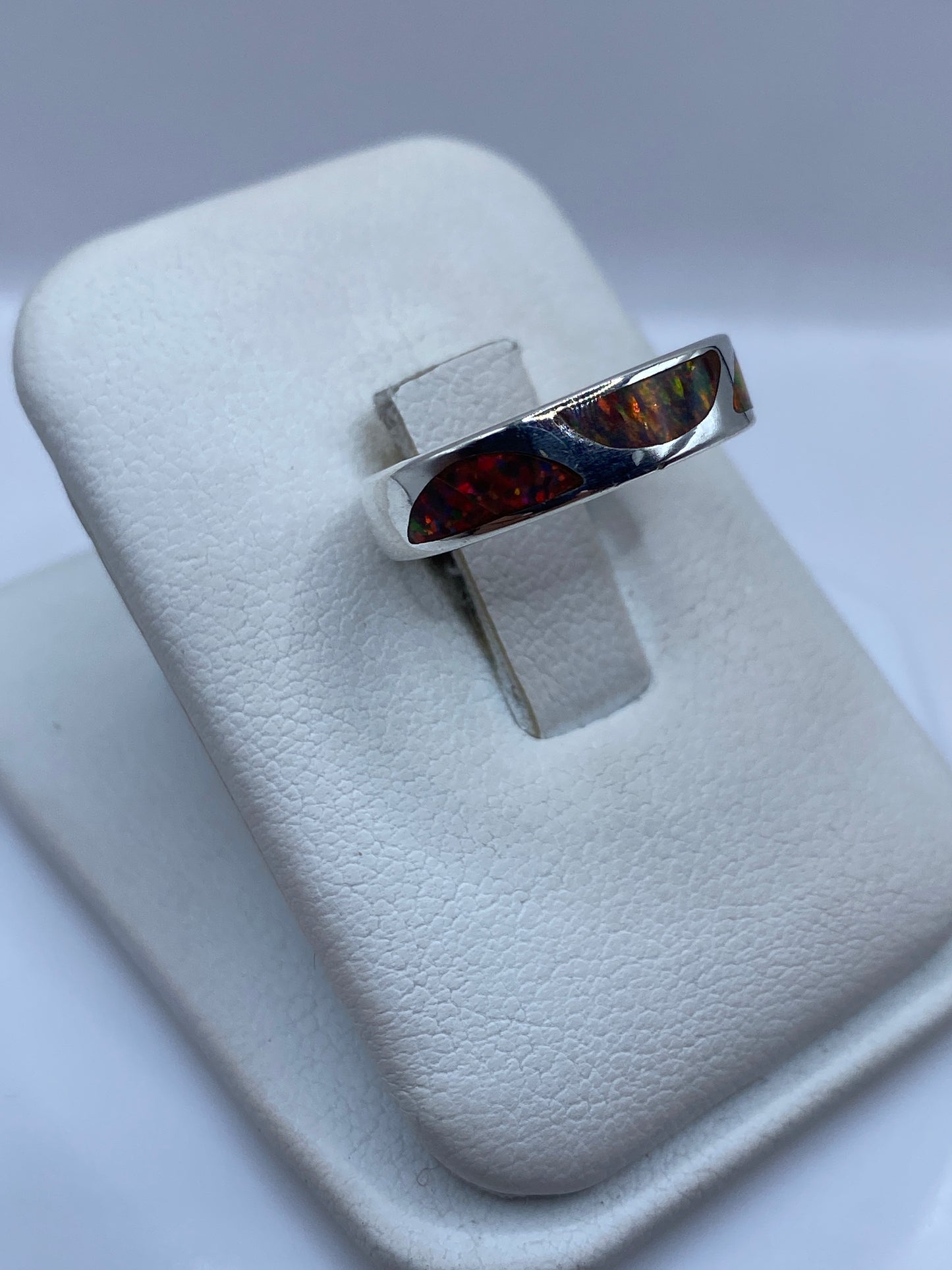 Detalle del engaste del ópalo de fuego en plata .950 en la mano