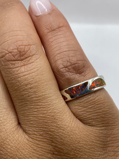Anillo ópalo de fuego sobre fondo blanco mostrando sello 950 de plata pura