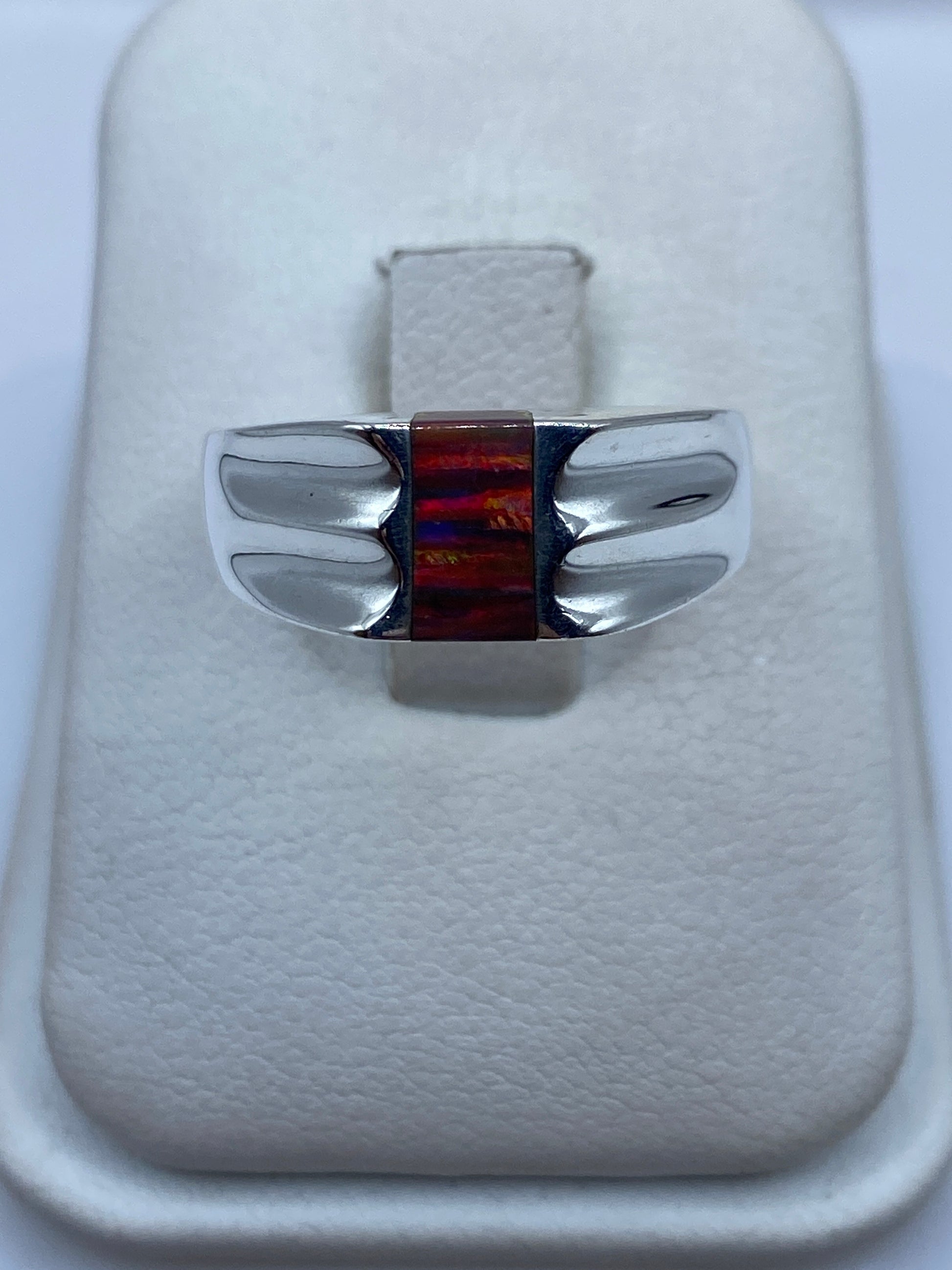 Anillo de plata .950 con ópalo de fuego multicolor mostrando destellos rojos, naranjas y verdes