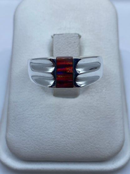Anillo de plata .950 con ópalo de fuego multicolor mostrando destellos rojos, naranjas y verdes