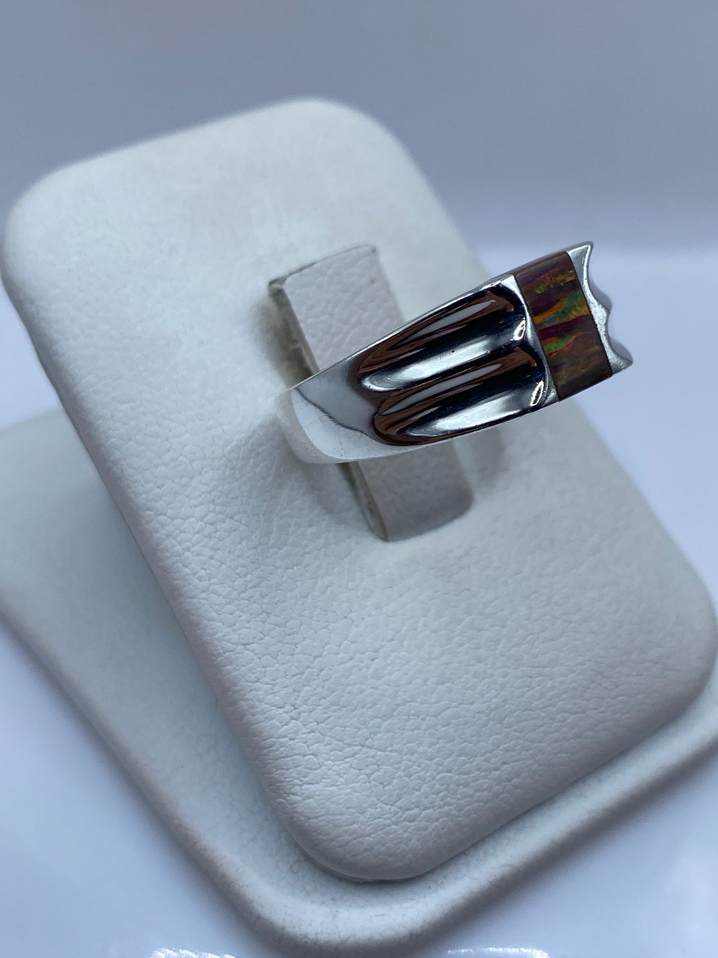 Vista lateral del anillo artesanal en plata pura con engaste de ópalo auténtico